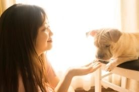 woman with puppy.