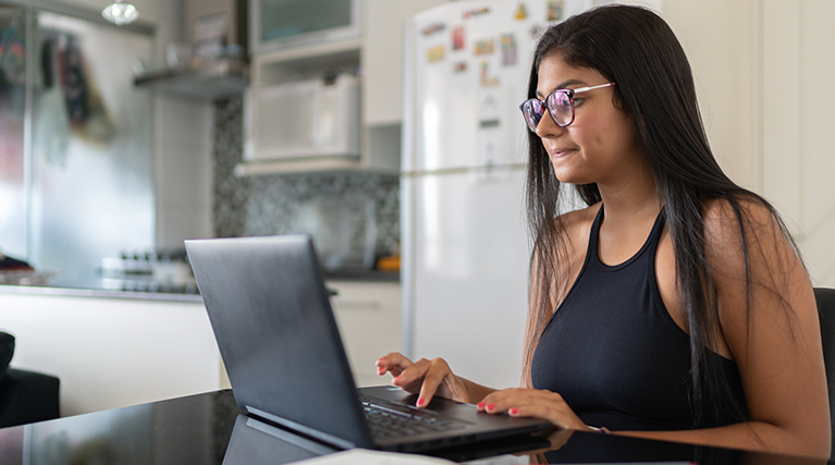 girl studying in laptop at home.